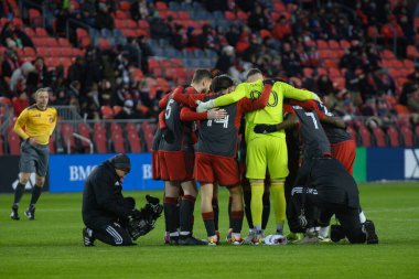 Toronto, ON, Kanada -23 Mart 2024: Toronto FC oyuncuları Toronto FC (Kanada) ile Atlanta United (ABD) arasındaki MLS Normal Sezonu maçından önce BMO Field 'da (Score 2: 0))