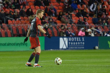 Toronto, ON, Kanada -23 Mart 2024: Sigurd Rosted # 17 Toronto FC defans oyuncusu Toronto FC (Kanada) ve Atlanta United (ABD) arasında oynanan MLS Normal Sezonu maçında topla hareket ediyor (Score 2: 0))