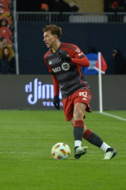 Toronto, ON, Kanada -23 Mart 2024: Toronto FC 'nin 10 numaralı forveti Toronto FC (Kanada) ile Atlanta United (ABD) arasında oynanan MLS Normal Sezonu maçı sırasında BMO Field' da top ile hareket etmektedir (Score 2: 0).)