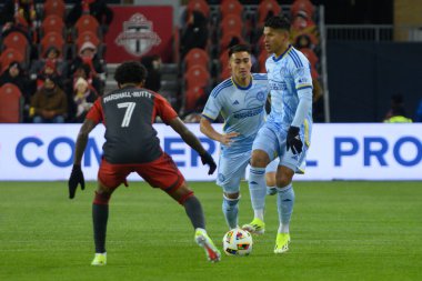 Toronto, ON, Kanada -23 Mart 2024: Ronald Hernnndez # 2 Atlanta United defans oyuncusu Toronto FC (Kanada) ve Atlanta United (ABD) arasında oynanan MLS Normal Sezonu maçında topla hareket ediyor (Score 2: 0))