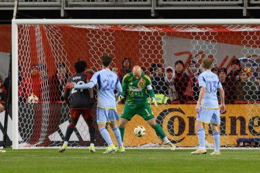Toronto, ON, Kanada -23 Mart 2024: Brad Guzan # 1 Atlanta United kalecisi Toronto FC (Kanada) ile Atlanta United (ABD) arasında oynanan MLS Normal Sezonu maçında topa bakıyor (Skoru 2: 0))
