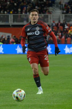 Toronto, ON, Kanada -23 Mart 2024: Shane O 'Neill # 27 Toronto FC defans oyuncusu Toronto FC (Kanada) ile Atlanta United (ABD) arasında oynanan MLS Normal Sezonu maçında top için yarışıyor (Score 2: 0))