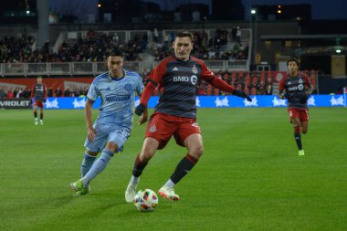 Toronto, ON, Kanada -23 Mart 2024: Shane O 'Neill # 27 Toronto FC defans oyuncusu Toronto FC (Kanada) ile Atlanta United (ABD) arasında oynanan MLS Normal Sezonu maçında top için yarışıyor (Score 2: 0))