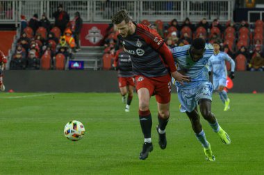 Toronto, ON, Kanada -23 Mart 2024: Toronto FC 'nin 6 numaralı defans oyuncusu Toronto FC (Kanada) ile Atlanta United (ABD) arasında oynanan MLS Normal Sezonu maçında top için koşuyor (Score 2: 0))