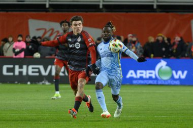 Toronto, ON, Kanada -23 Mart 2024: Alonso Coello # 14 Toronto FC (L) ve Tristan Muyumba # 8 Atlanta United (R) 'ın orta saha oyuncusu Toronto FC (Kanada) ve Atlanta United arasında oynanan MLS Regular Season maçında top için yarışıyor.