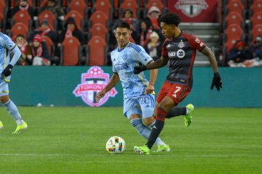 Toronto, ON, Kanada -23 Mart 2024: Jahkeele Marshall-Rutty # 7 forvet Toronto FC 'de Toronto FC (Kanada) ile Atlanta United (ABD) arasında oynanan MLS Normal Sezonu maçı sırasında topla birlikte hareket eder (Score 2: 0).)