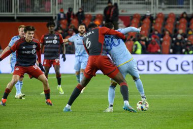 Toronto, ON, Kanada -23 Mart 2024: Toronto FC 'nin 6 numaralı defans oyuncusu Elio Nicolas de Araujo Firmino' yu Atlanta Birliği 'nin 30 numaralı forvetinde tutuyor.