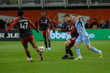 Toronto, ON, Kanada -23 Mart 2024: Toronto FC 'nin 5 numaralı defans oyuncusu Toronto FC (Kanada) ile Atlanta United (ABD) arasında oynanan MLS Normal Sezonu maçında topu korumak için BMO Field' da (Score 2: 0))