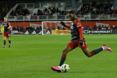 Toronto, ON, Kanada -23 Mart 2024: Toronto FC 'nin 16 numaralı forveti, Toronto FC (Kanada) ile Atlanta United (ABD) arasında oynanan MLS Normal Sezonu maçında, BMO Field' da (Score 2: 0) topu atıyor.)