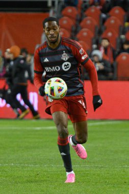 Toronto, ON, Kanada -23 Mart 2024: Toronto FC 'nin Tyrese Spicer # 16 forvet oyuncusu Toronto FC (Kanada) ile Atlanta United (ABD) arasında oynanan MLS Normal Sezonu maçında topla koşuyor (Score 2: 0))
