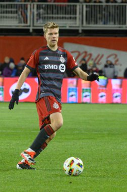 Toronto, ON, Kanada -23 Mart 2024: Sigurd Rosted # 17 Toronto FC defans oyuncusu Toronto FC (Kanada) ve Atlanta United (ABD) arasında oynanan MLS Normal Sezonu maçında topla hareket ediyor (Score 2: 0))