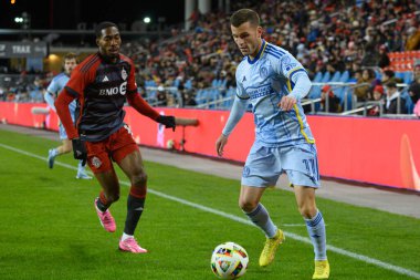 Toronto, ON, Kanada -23 Mart 2024: Brooks Lennon # 11 Atlanta United defans oyuncusu, Toronto FC (Kanada) ile Atlanta United (ABD) arasında oynanan MLS Normal Sezonu maçında topla hareket ediyor.)
