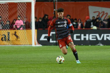 Toronto, ON, Kanada -23 Mart 2024: Jonathan Osorio # 21 Toronto FC orta saha oyuncusu Toronto FC (Kanada) ve Atlanta United (ABD) arasında oynanan MLS Normal Sezonu maçı sırasında topla koşar (Score 2: 0))