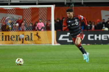 Toronto, ON, Kanada -23 Mart 2024: Jonathan Osorio # 21 Toronto FC orta saha oyuncusu Toronto FC (Kanada) ve Atlanta United (ABD) arasında oynanan MLS Normal Sezonu maçı sırasında topla koşar (Score 2: 0))