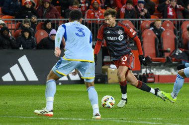 Toronto, ON, Kanada -23 Mart 2024: Toronto FC 'nin 9 numaralı forveti Toronto FC (Kanada) ile Atlanta United (ABD) arasında oynanan MLS Normal Sezonu maçı sırasında topla ileri doğru top sürüyor (Score 2: 0))