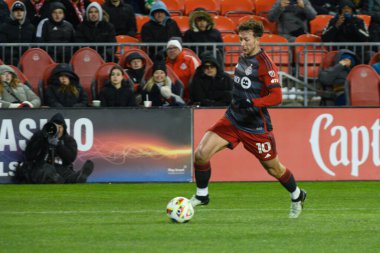 Toronto, ON, Kanada -23 Mart 2024: Toronto FC 'nin 10 numaralı forvet oyuncusu Toronto FC (Kanada) ile Atlanta United (ABD) arasında oynanan MLS Normal Sezonu maçında topla birlikte koşuyor.)