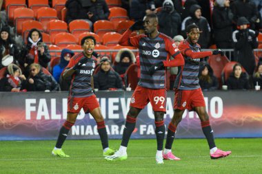Toronto, ON, Kanada -23 Mart 2024: Toronto FC oyuncuları bu golü Toronto FC (Kanada) ile Atlanta United (ABD) arasında oynanan MLS Normal Sezonu maçında BMO Field 'da (Skoru 2: 0) kutladı.)