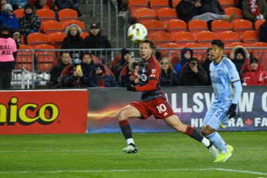 Toronto, ON, Kanada -23 Mart 2024: Toronto FC 'nin 10 numaralı forvet oyuncusu Toronto FC (Kanada) ile Atlanta United (ABD) arasında oynanan MLS Normal Sezonu maçında topla birlikte koşuyor.)