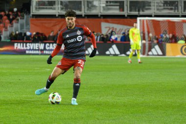 Toronto, ON, Kanada -23 Mart 2024: Jonathan Osorio # 21 orta saha oyuncusu Toronto FC (Kanada) ile Atlanta United (ABD) arasında oynanan MLS Normal Sezonu maçı sırasında top ile Toronto FC 'de (Score 2: 0))