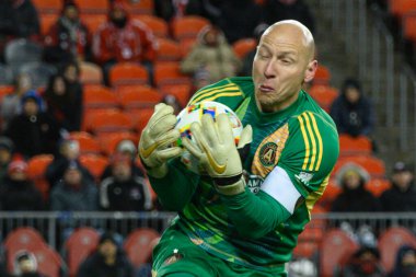 Toronto, ON, Kanada -23 Mart 2024: Brad Guzan # 1 Atlanta United kalecisi, Toronto FC (Kanada) ile Atlanta United (ABD) arasında oynanan MLS Normal Sezonu maçında topu tutuyor (Skoru 2: 0))