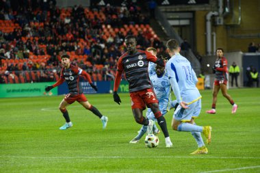 Toronto, ON, Kanada -23 Mart 2024: Toronto FC 'nin 99 no' lu forveti Toronto FC (Kanada) ile Atlanta United (ABD) arasında oynanan MLS Normal Sezonu maçında topla hareket ediyor (Score 2: 0))