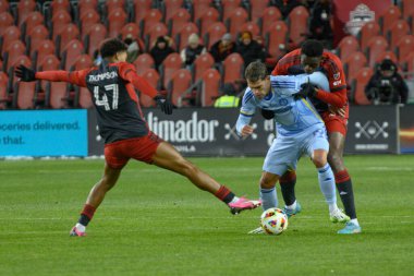 Toronto, ON, Kanada -23 Mart 2024: Daniel Ros # 19 numaralı Atlanta United forveti Toronto FC (Kanada) ile Atlanta United (ABD) arasında oynanan maçta rakibi tarafından engellendi (Skoru 2: 0))