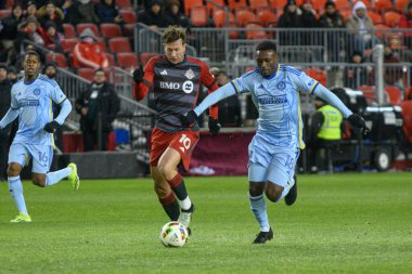 Toronto, ON, Kanada -23 Mart 2024: Toronto FC 'nin 10 numaralı forvet oyuncusu Toronto FC (Kanada) ile Atlanta United (ABD) arasında oynanan MLS Normal Sezonu karşılaşmasında top için yarışacak.)
