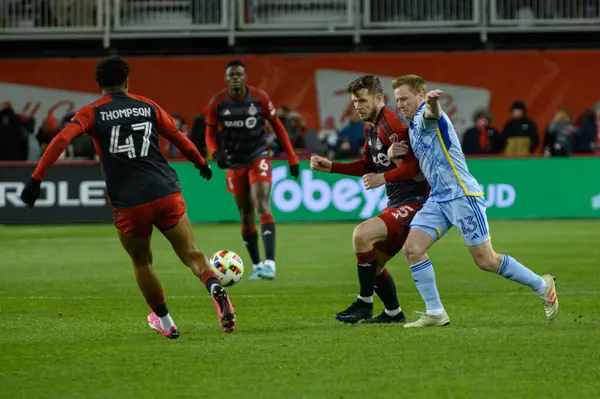 Toronto, ON, Kanada -23 Mart 2024: Toronto FC 'nin 5 numaralı defans oyuncusu Toronto FC (Kanada) ile Atlanta United (ABD) arasında oynanan MLS Normal Sezonu maçında topu korumak için BMO Field' da (Score 2: 0))