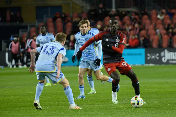 Toronto, ON, Kanada -23 Mart 2024: Toronto FC 'nin 99 no' lu forveti Toronto FC (Kanada) ile Atlanta United (ABD) arasında oynanan MLS Normal Sezonu maçında topla hareket ediyor (Score 2: 0))