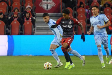 Toronto, ON, Kanada -23 Mart 2024: Jahkeele Marshall-Rutty # 7 forvet Toronto FC 'de Toronto FC (Kanada) ile Atlanta United (ABD) arasında oynanan MLS Normal Sezonu maçı sırasında topla birlikte hareket eder (Score 2: 0).)