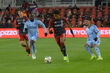 Toronto, ON, Kanada -23 Mart 2024: Jahkeele Marshall-Rutty # 7 forvet Toronto FC 'de Toronto FC (Kanada) ile Atlanta United (ABD) arasında oynanan MLS Normal Sezonu maçı sırasında topla birlikte hareket eder (Score 2: 0).)