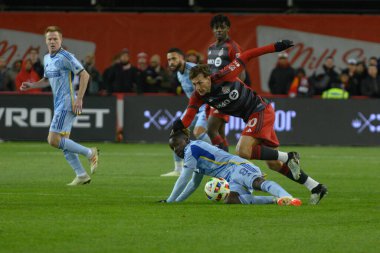 Toronto, ON, Kanada -23 Mart 2024: Toronto FC 'nin 10 numaralı forveti Toronto FC (Kanada) ile Atlanta United (ABD) arasında BMO Field' da oynanan MLS Normal Sezonu karşılaşması sırasında düştü (Skoru 2: 0))