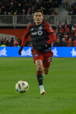 Toronto, ON, Kanada -23 Mart 2024: Shane O 'Neill # 27 Toronto FC defans oyuncusu Toronto FC (Kanada) ile Atlanta United (ABD) arasında oynanan MLS Normal Sezonu maçında top için yarışıyor (Score 2: 0))