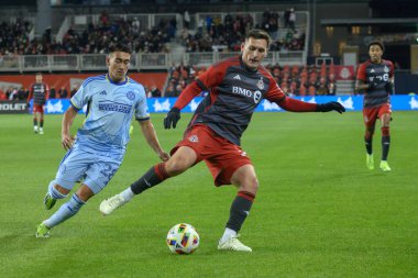 Toronto, ON, Kanada -23 Mart 2024: Shane O 'Neill # 27 Toronto FC defans oyuncusu Toronto FC (Kanada) ile Atlanta United (ABD) arasında oynanan MLS Normal Sezonu maçında top için yarışıyor (Score 2: 0))