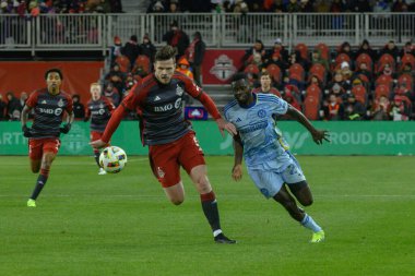 Toronto, ON, Kanada -23 Mart 2024: Toronto FC 'nin 6 numaralı defans oyuncusu Toronto FC (Kanada) ile Atlanta United (ABD) arasında oynanan MLS Normal Sezonu maçında top için koşuyor (Score 2: 0))