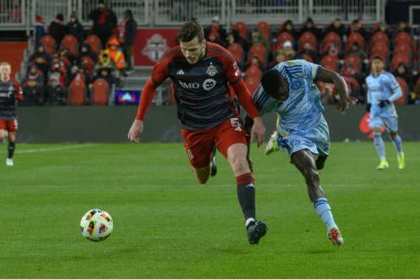 Toronto, ON, Kanada -23 Mart 2024: Toronto FC 'nin 6 numaralı defans oyuncusu Toronto FC (Kanada) ile Atlanta United (ABD) arasında oynanan MLS Normal Sezonu maçında top için koşuyor (Score 2: 0))