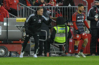 Toronto, ON, Kanada -23 Mart 2024: Toronto FC 'nin baş antrenörü John Herdman, Toronto FC (Kanada) ile Atlanta United (ABD) arasında oynanan MLS Normal Sezonu maçında sahaya bakıyor (Skoru 2: 0))