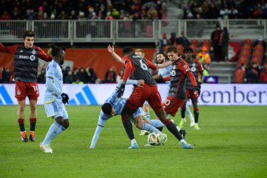 Toronto, ON, Kanada -23 Mart 2024: Toronto FC 'nin 6 numaralı defans oyuncusu Elio Nicolas de Araujo Firmino' yu Atlanta Birliği 'nin 30 numaralı forvetinde tutuyor.