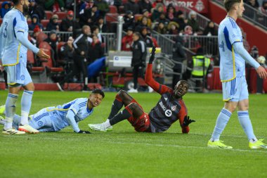 Toronto, ON, Kanada -23 Mart 2024: Toronto FC # 99 numaralı Prens Osei Owusu Toronto FC 'de Toronto FC (Kanada) ile Atlanta United (ABD) arasında oynanan MLS Normal Sezonu karşılaşması sırasında bir sahada (Skoru 2: 0))