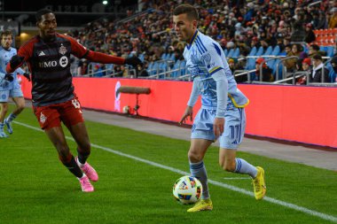 Toronto, ON, Kanada -23 Mart 2024: Brooks Lennon # 11 Atlanta United defans oyuncusu, Toronto FC (Kanada) ile Atlanta United (ABD) arasında oynanan MLS Normal Sezonu maçında topla hareket ediyor.)
