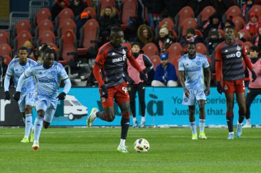 Toronto, ON, Kanada -23 Mart 2024: Toronto FC # 99 forvet oyuncusu Toronto FC (Kanada) ile Atlanta United (ABD) arasında oynanan MLS Normal Sezonu maçında topla birlikte koşuyor (Score 2: 0))
