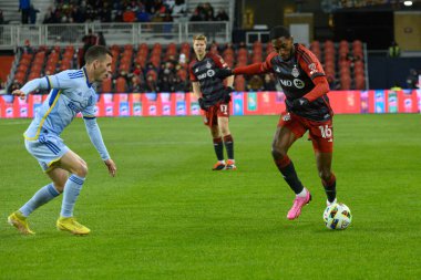 Toronto, ON, Kanada -23 Mart 2024: Toronto FC 'nin Tyrese Spicer # 16 forveti Toronto FC (Kanada) ile Atlanta United (ABD) arasında oynanan MLS Normal Sezonu maçında top ile hareket ediyor (Score 2: 0))