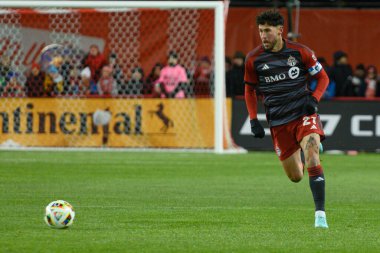 Toronto, ON, Kanada -23 Mart 2024: Jonathan Osorio # 21 Toronto FC orta saha oyuncusu Toronto FC (Kanada) ve Atlanta United (ABD) arasında oynanan MLS Normal Sezonu maçı sırasında topla koşar (Score 2: 0))