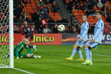 Toronto, ON, Kanada -23 Mart 2024: Jonathan Osorio # 21 Toronto FC orta saha oyuncusu Toronto FC (Kanada) ile Atlanta United (ABD) arasında oynanan MLS Normal Sezonu maçı sırasında uçan topa bakıyor (Score 2: 0))