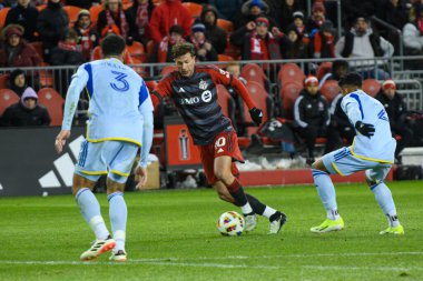 Toronto, ON, Kanada -23 Mart 2024: Toronto FC 'nin 9 numaralı forveti Toronto FC (Kanada) ile Atlanta United (ABD) arasında oynanan MLS Normal Sezonu maçı sırasında topla ileri doğru top sürüyor (Score 2: 0))