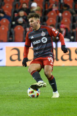 Toronto, ON, Kanada -23 Mart 2024: Kobe Franklin # 19 Toronto FC defans oyuncusu Toronto FC (Kanada) ile Atlanta United (ABD) arasında oynanan MLS Normal Sezonu maçında topla hareket ediyor (Score 2: 0))
