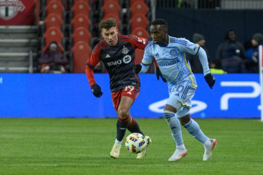 Toronto, ON, Kanada -23 Mart 2024: Kobe Franklin # 19 Toronto FC (L) ve Edwin Mosquera # 20 forvet Atlanta United (R) forveti ile Toronto FC (Kanada) ile Atlanta United (U) arasındaki MLS Normal Sezonu karşılaşmasında top için koşuyor.
