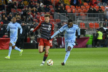 Toronto, ON, Kanada -23 Mart 2024: Toronto FC 'nin 10 numaralı forvet oyuncusu Toronto FC (Kanada) ile Atlanta United (ABD) arasında oynanan MLS Normal Sezonu karşılaşmasında top için yarışacak.)