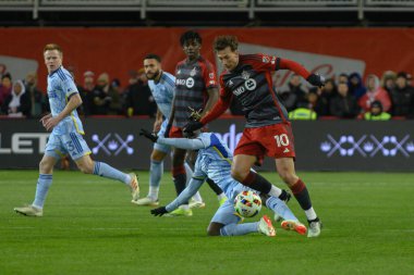 Toronto, ON, Kanada -23 Mart 2024: Toronto FC 'nin 10 numaralı forveti Toronto FC (Kanada) ile Atlanta United (ABD) arasında BMO Field' da oynanan MLS Normal Sezonu karşılaşması sırasında düştü (Skoru 2: 0))