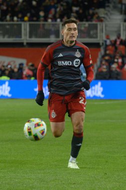 Toronto, ON, Kanada -23 Mart 2024: Shane O 'Neill # 27 Toronto FC defans oyuncusu Toronto FC (Kanada) ile Atlanta United (ABD) arasında oynanan MLS Normal Sezonu maçında top için yarışıyor (Score 2: 0))
